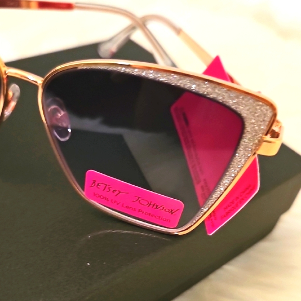 NWT Betsey Johnson Shine Time Cateye Sunglasses - Picture 4 of 15